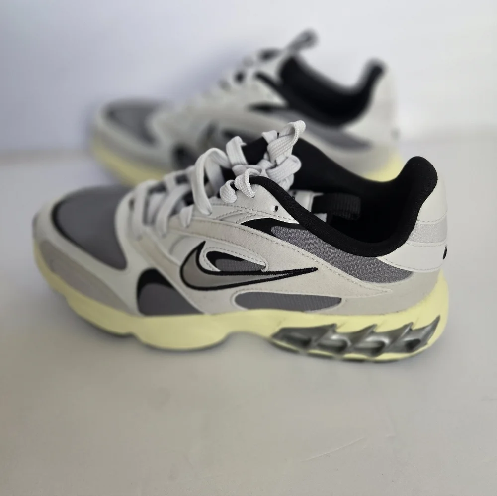 NEW, Nike Zoom Air Sneakers in Black and White.Size 7 1/2